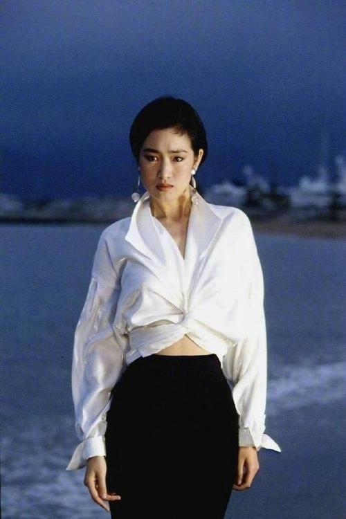 《中国女排》里短发戴眼镜的巩俐，谁敢不乖乖喊声“郎导”？