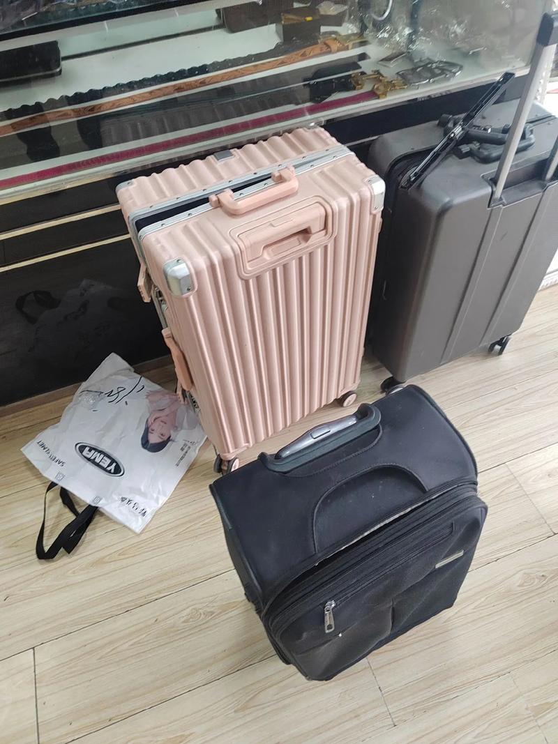 拉杆箱 拉链进水,拉杆箱缺齿太多建议更换质量好一点的拉杆