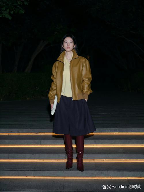 这个秋天跟着周雨彤一起,get「盐水系」穿搭~