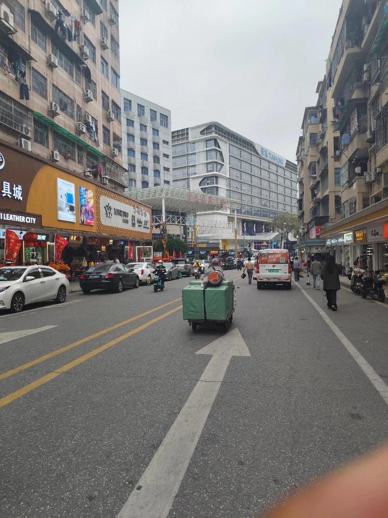 广州箱包市场,狮岭皮革城在广东省你可以找到箱包批发的地方