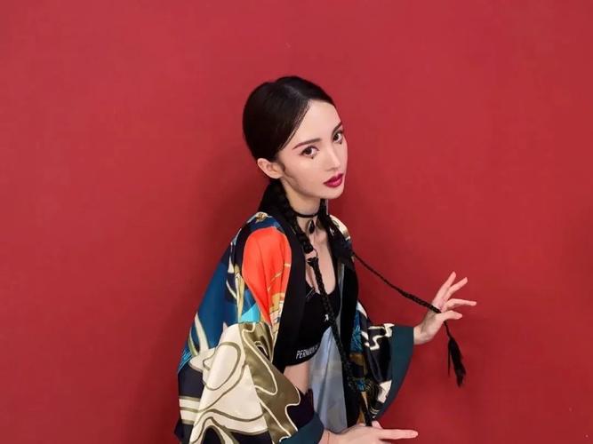 比亮片眼妆更圈粉的魅惑泪痣妆，今年跟金晨学到了！