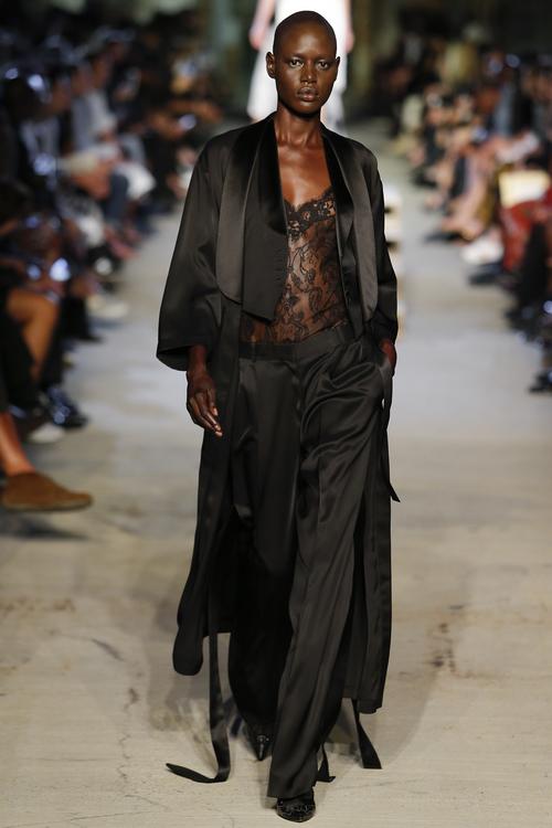 GIVENCHY女郎,凌厉而柔软