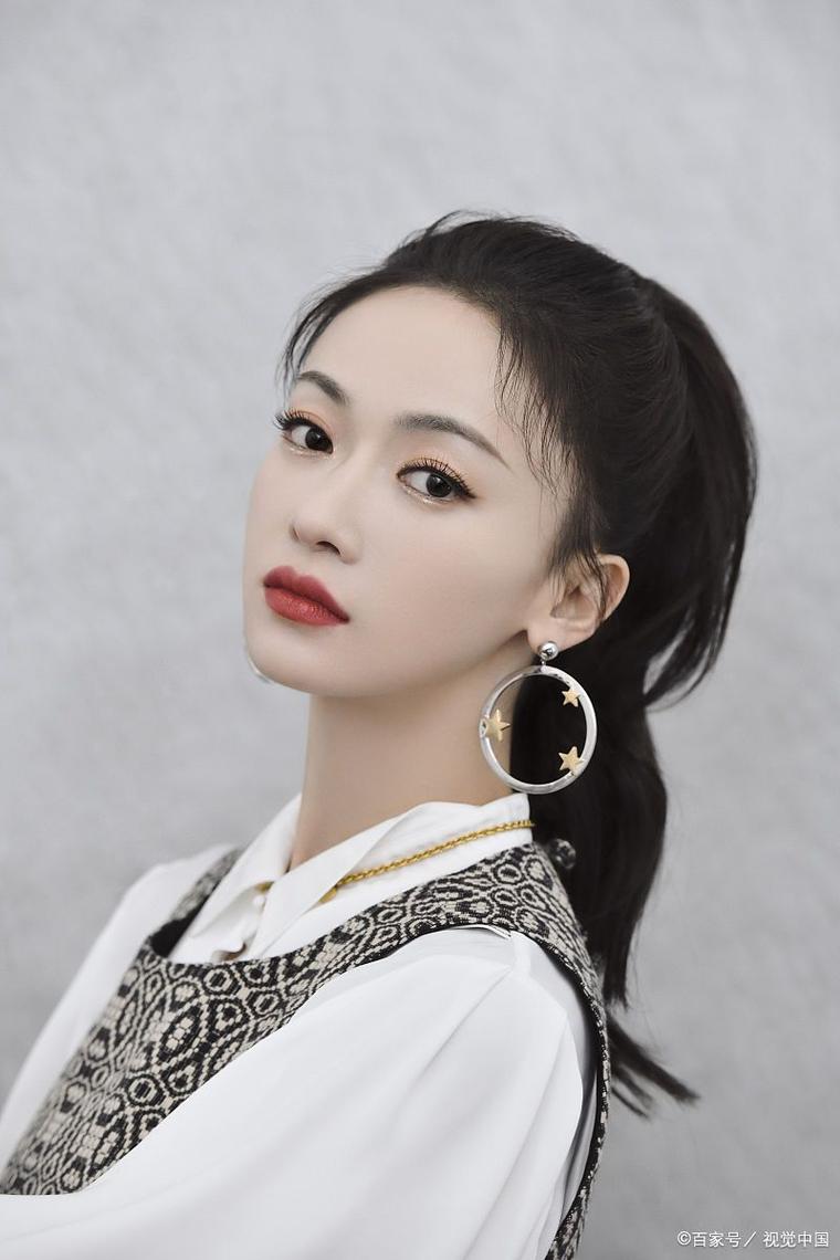 冬天这么冷,吴谨言喊你来喝一杯暖暖~