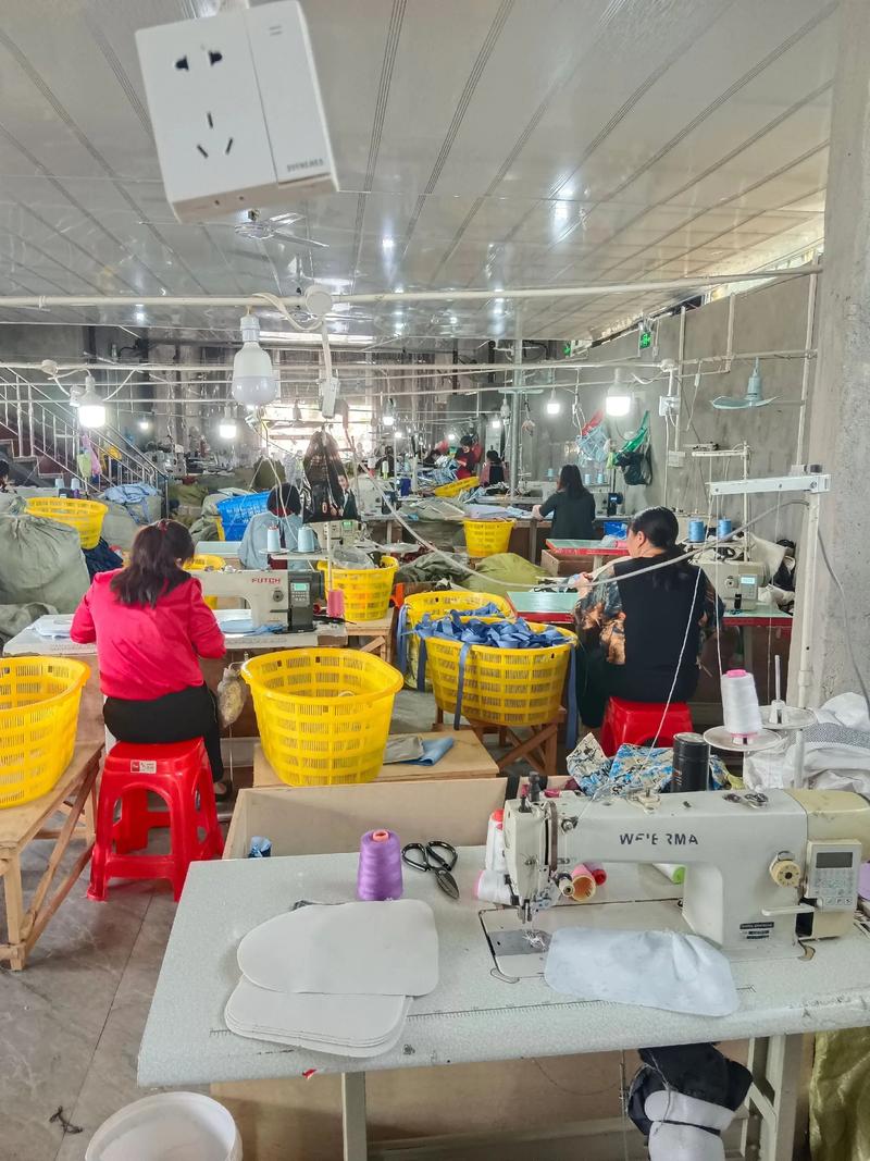 杭州箱包厂,广东省最大箱包生产基地位于广州花都区