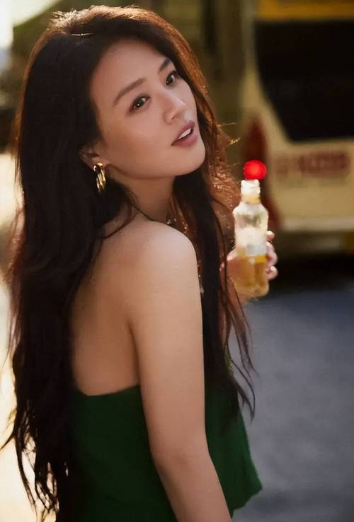 马思纯美得迷倒霍建华，张馨予披了丑花裙！