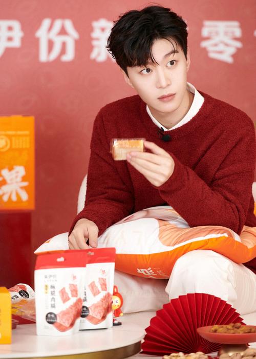 范丞丞化身“开心果”，来伊份坚果年货“优果世界风”成爆品